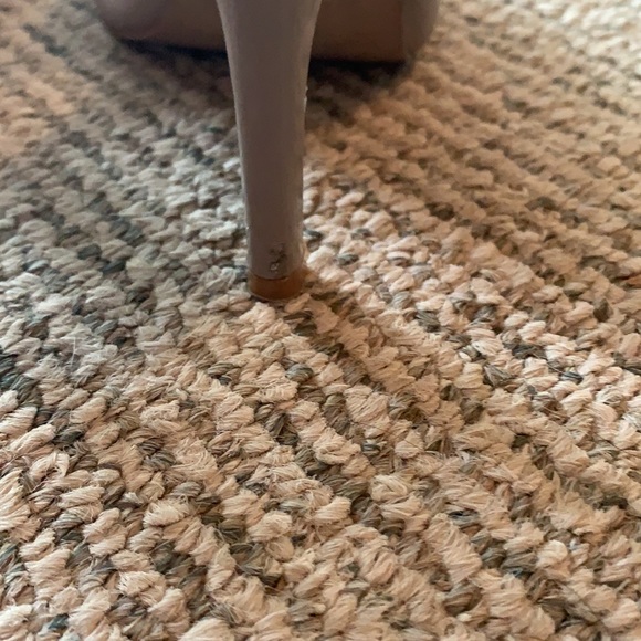 Beige leather Nine West heels. T-strap - Picture 5 of 7